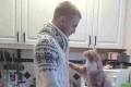 「行かないで!」ネコと飼い主がキッチンで繰り広げるロマンチックな愛の劇場