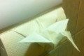 トイレに入ったら"折り鶴"が！「トイレットペーパーで作るアート」に驚いた！