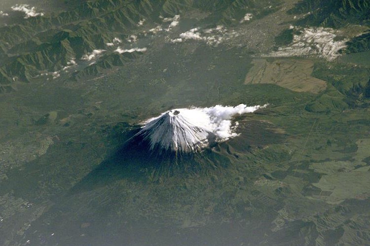 宇宙から撮影された「富士山」が、あまりにも美しいと海外で話題に！