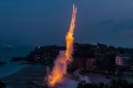 何だコレは!?"空のハシゴ"と呼ばれる中国の花火が話題に!