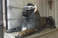 あれっ!?三越のライオン像がおかしなことになっているぞ!