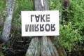 湖面上では「MIRROR LAKE(鏡の湖)」と読める標識などユニークな標識集