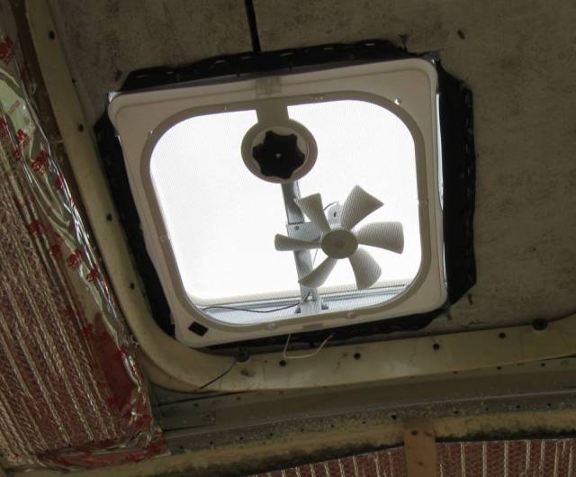 this_unused_school_bus_is_transformed_into_a_totally_awesome_motorhome_640_42