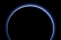 歴史的発見!NASAが冥王星に“青い空”と“水の氷”の存在を確認!