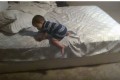 「うちの子って天才だ」齢0歳の赤ちゃんがベッドから安全に降りる方法が賢い