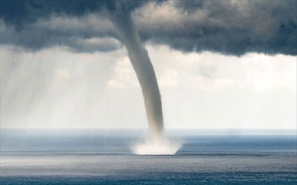 giant-water-spout-genoa-evgeny-drokov-1__880grs - コピー_R