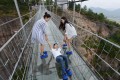 中国に下がスケスケの"ガラスのつり橋"が完成…別名「勇者の橋」らしい