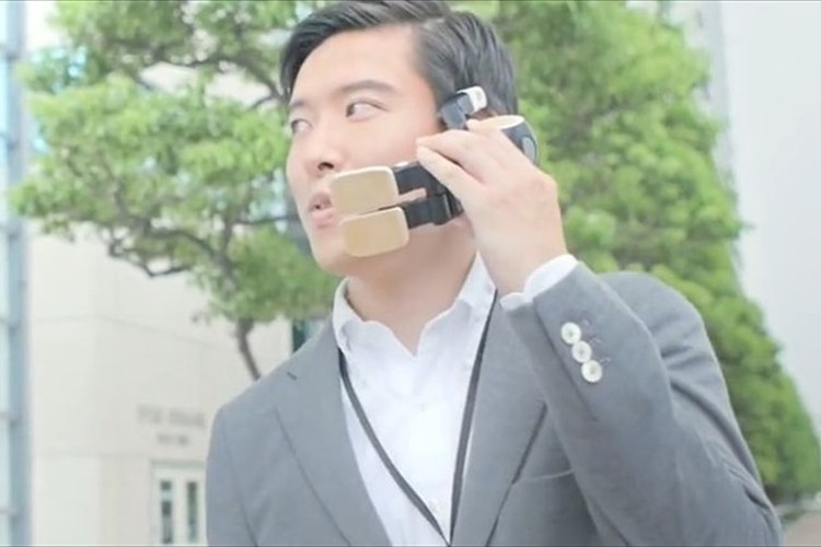"電話もメールもお喋りもできて二足歩行も可能"シャープのロボット電話「ロボホン」が話題!