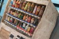 まるで絵本の世界のよう!この自動販売機は"木彫り"です