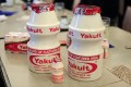 デカすぎる!フィリピンで販売されている“1リットルの巨大ヤクルト”ゴクゴク飲んでいるらしい