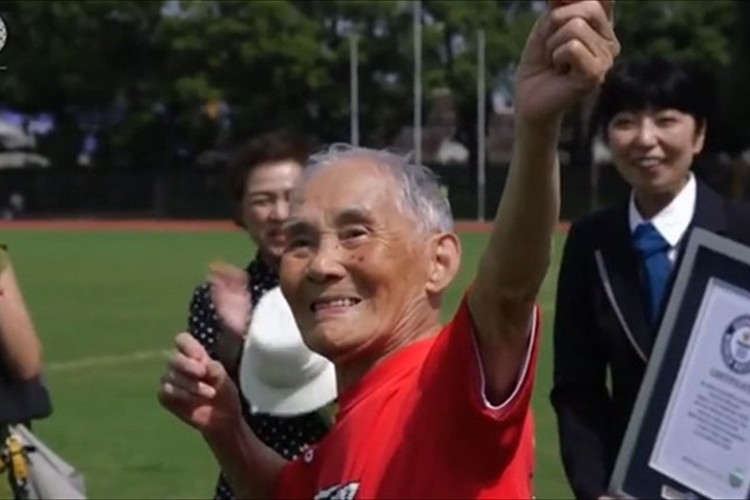 105歳の宮崎秀吉さん"100mと砲丸投げで世界記録"達成！ボルトのポーズも決まってる！