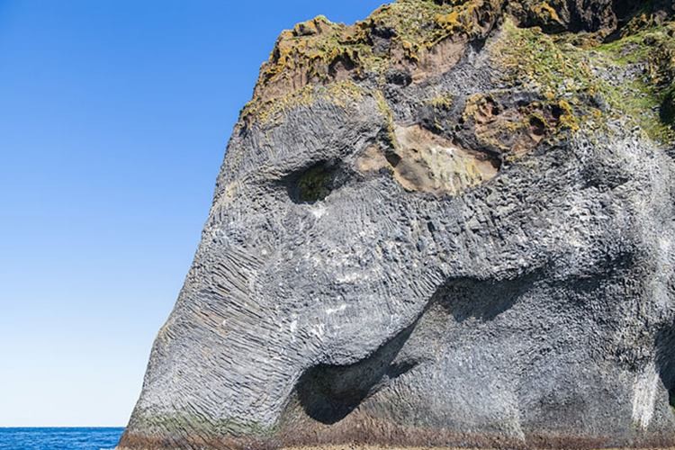 自然が作り出す珍百景！海の中に火山が作った玄武岩の巨大象が出現！