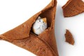 カワイイ猫のフィギュアが入った日本の「フォーチュンせんべい」が海外で話題に！
