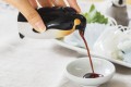 口からジャー!愛嬌たっぷりなペンギンの醤油差しが話題に!