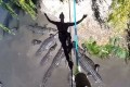 【動画】“30匹のワニ”がいる池の上を綱渡り!命がけのチャレンジの結果は!?