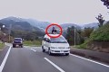 「ありえない」“車の屋根に子供を乗せて走る”驚愕の映像…世間からはさまざまな声