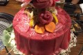 生肉をケーキのように盛り付けた「肉ケーキ」で誕生日を祝う人が増えている！