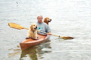 “大型犬2頭が乗れる特注のカヤック”で、愛犬と冒険する男性が話題に！
