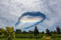 【画像&映像】“雲にぽっかりと穴が開く”自然現象「スカイパンチ」がとても不思議だ