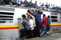 乗車率測定不能!?海外の修羅場すぎる通勤ラッシュの光景【15選】