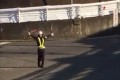 【動画】踊りながら交通整理!?誘導棒をヌンチャクのように扱う警備員が話題に!