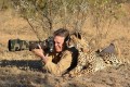 「何撮っているの?ボクにも見せて」カメラマンと触れ合う動物たち15選