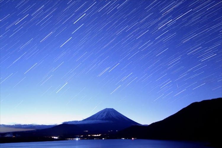 夜空を彩る赤い流星!1年に1度しか見れないしし座流星群が今年もやってきた!