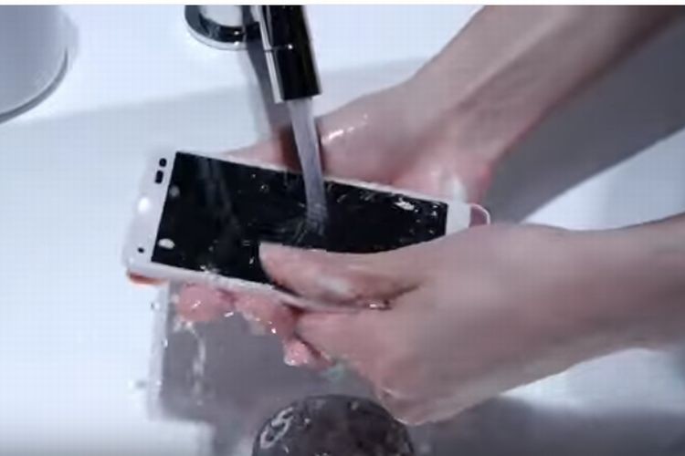 これはスゴい!世界初の洗えるスマホは思いの外ゴシゴシ洗えちゃう