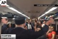 列車でみんなで合唱中、車掌さんに注意されると思ったらまさかの神対応!