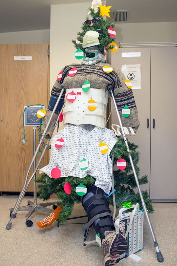 hospital-christmas-decorations-91__605r