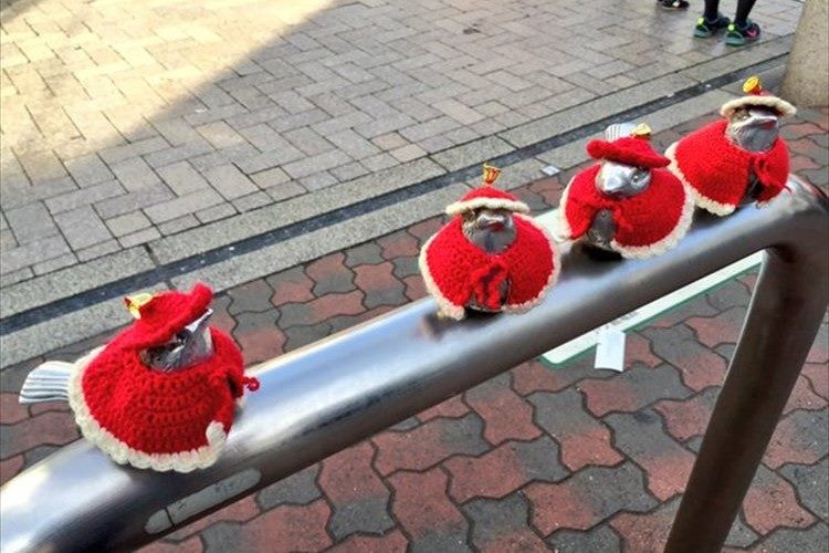 季節によって着せ替える江の島駅前の「江ノ電スズメ」が話題に!現在はサンタ仕様♪