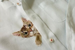 “まるで本物の猫”がポケットから顔を出す！「猫の刺繍シャツ」が世界中で人気！
