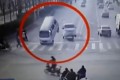 【動画】走行中の車がいきなり宙にふわっと浮いた!中国で起きた謎の現象が話題に!