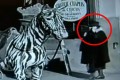 【映像】タイムトラベラーか!?1928年の映画に携帯電話を持った女性が写りこんでいた!