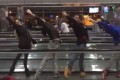 空港でレッスン開始!?“待ち時間を持て余したバレエ団”のパフォーマンスが話題に!