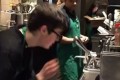 自閉症で体をうまくコントロールできない青年が“踊るバリスタ”と呼ばれる名物店員に!