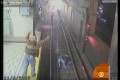 「止まってくれ!」駅のホームから転落した女性を救った周りの人たちの必死 のアピールで奇跡が起こる