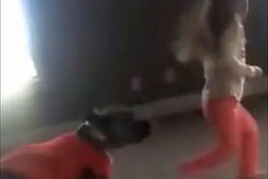 キレのある側転をみせる女の子。それを見ていたワンちゃんが真似してみたら…