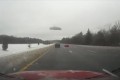 【動画】凍った雪が飛んできた!積もった雪を落とさないと後続車が危険!