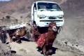 【動画】すごいパワーだ！クルマを背負って歩いているラクダの行列