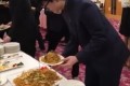 【動画】次元を超えた発想だ!ビュッフェでの焼きそばの取り方に思わず吹いた