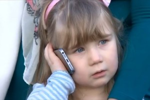 「ママが階段から落ちたの」3歳の子が緊急電話に連絡し、気を失った母親を助けた！