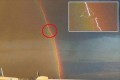 こんな事あるの!? 虹＋雷＋飛行機が、すべて重なった1枚の画像が世界中で話題に！