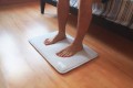 これなら絶対に起きる!両足で踏み続けなければ鳴り止まない目覚まし時計が発売