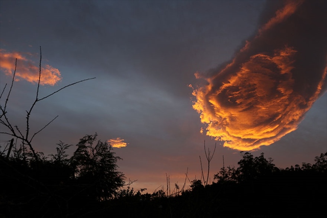 unusual-cloud-formation-fist-hand-of-god-portugal-1_R