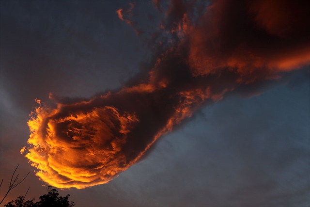 unusual-cloud-formation-fist-hand-of-god-portugal-2_R