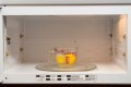 【生活の知恵】電子レンジのギトギト汚れはレモンをチンするだけ!