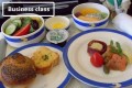 各航空会社で比べてみた「エコノミー vs ビジネス」の機内食対決!
