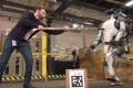 二足歩行ロボットに陰湿なイジメ!?いや、真面目な実験です