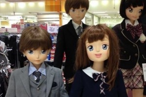 目がデカすぎないか！？最近の子供のマネキンが“アニメ顔”すぎると話題に！
